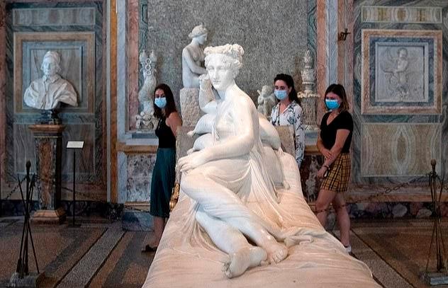 奥地利游客自拍竟躺在两百年历史维纳斯女神像上压断3根脚趾