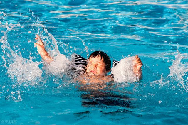 男童在上一对一游泳课，溺水3分钟却无人营救，游泳馆竟这样解释