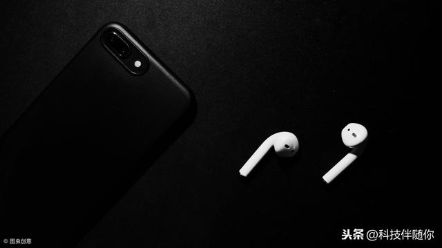 如何首次连接苹果AirPods耳机？