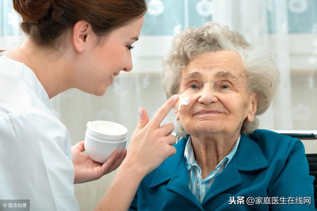 脸上长老年斑怎么办？牢记6个小妙招，“一键清理”它