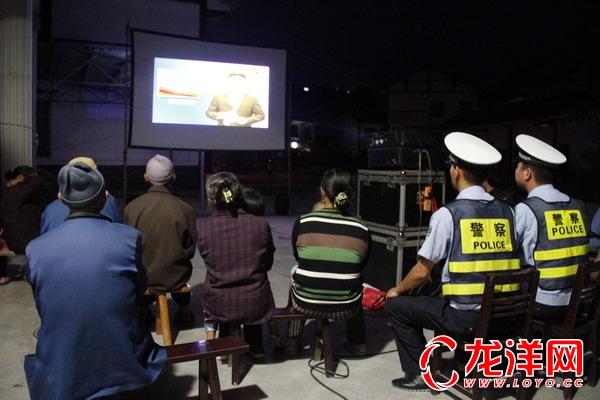 余庆县电影放映队让村民在家门口享受 “交通安全晚餐”