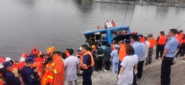 贵州坠湖公交车已被捞起，车内共21人死亡，1名高考生正在ICU抢救