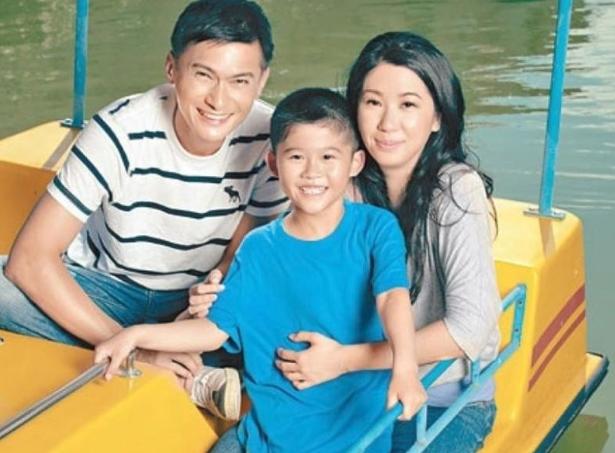 53岁陈锦鸿罕见露面，和友人合照满脸沧桑，为自闭症儿子太操心