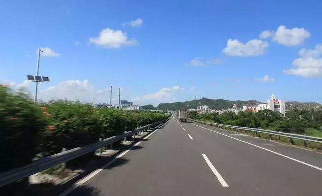 在龙岗,条条大路畅通无阻:龙城大道,水官高速,深汕高速,清平高速,红棉