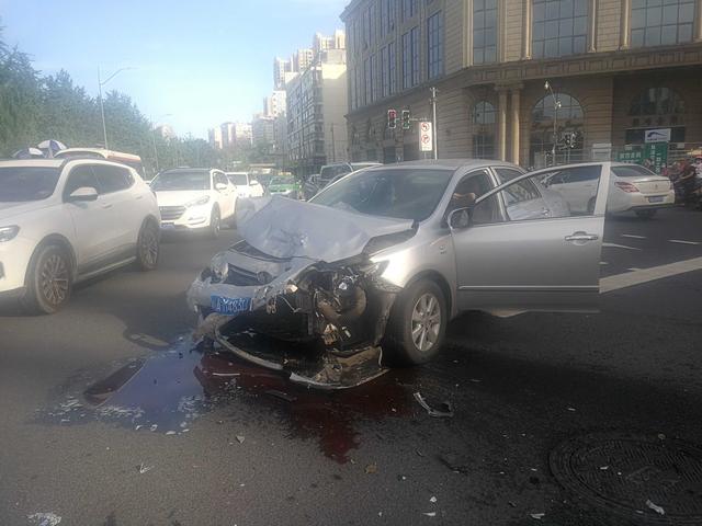 四川成都|突发！成都一轿车闯灯将交警撞飞碾压至车底，众人合力抬车救人