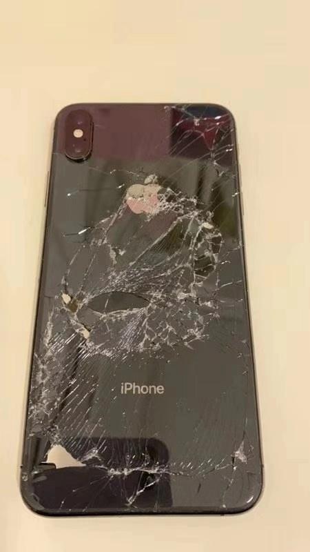 iPhone XS Max摔成这样维修需要多少钱看维修师傅怎么说