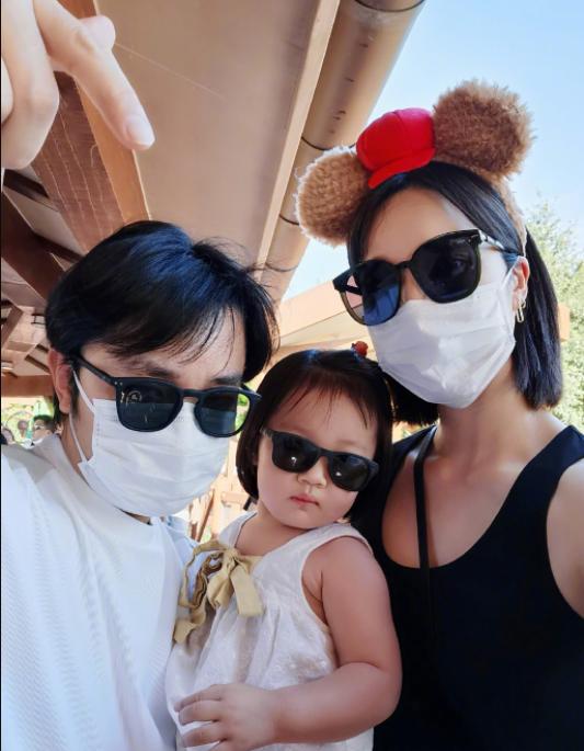 李亚男晒一家三口迪士尼游玩照，女儿戴墨镜梳呆毛反差萌爆棚