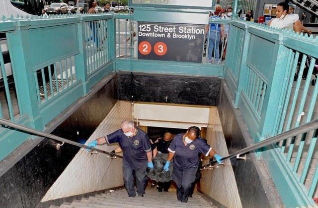 美国男子地铁站劝架却被推下站台，迎面驶来的列车顷刻间将其碾死