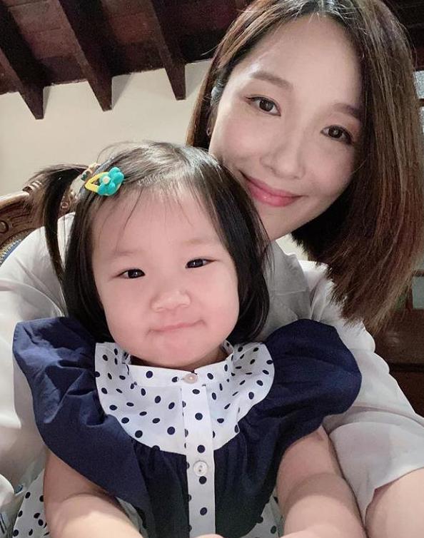 李亚男给腹中宝宝做胎教母爱满满，孕肚已经又大又圆超抢镜