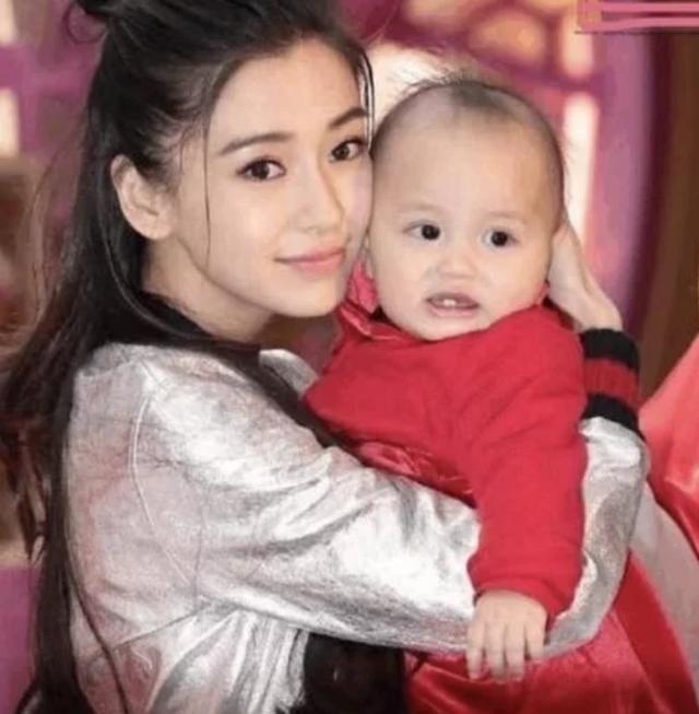 看完赵丽颖生的娃,再看杨颖的儿子,到底有没