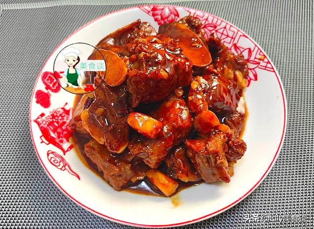 红烧排骨怎么做好？厨师长教你家常做法，排骨酥烂入味、色泽红亮