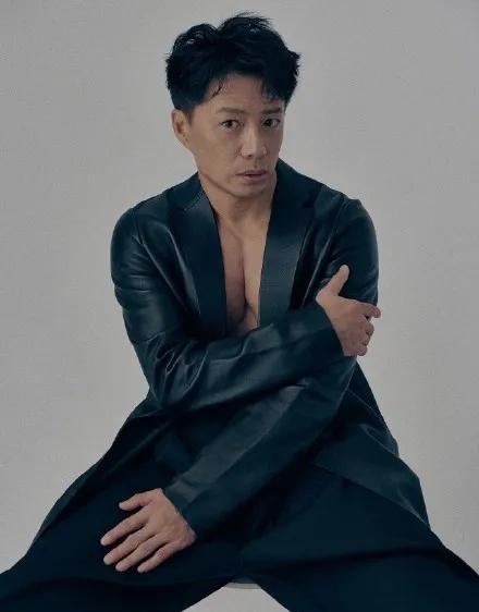 47歲的段奕宏常年健身，身材健碩有型，這肌肉什麼水平？