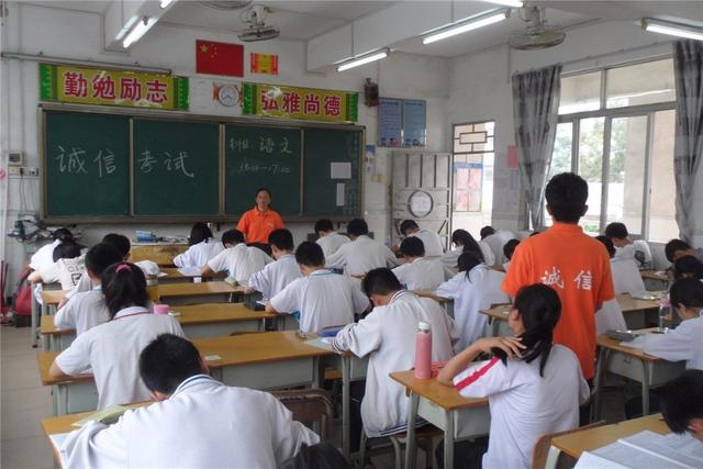 下课之后，“不愿意”走出教室的4种学生，第