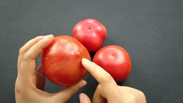 买西红柿要挑选“母”的，顶部看一眼就能辨出