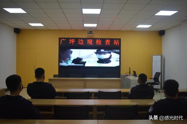 基层民警观看”致敬了不起的她,公安抗疫巾帼先