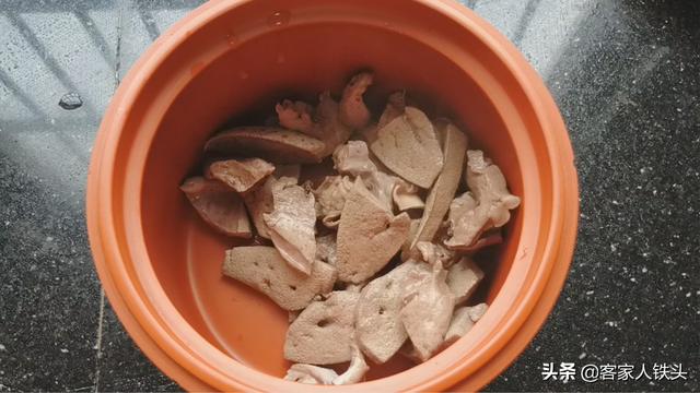 夏天炖汤有讲究，从食材搭配到火候控制，手把手教你一锅广东靓汤