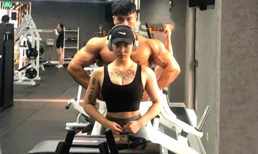 江蘇200斤的肌肉男，撩走23歲翹臀女神，網友：看酸了