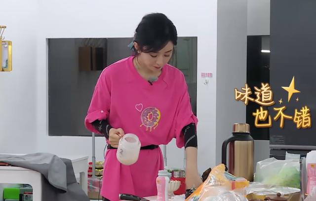 为啥说赵丽颖“勤俭节约”？细看她处理“坏桃子”做法，全明白了