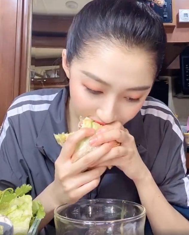 看到关晓彤吃饭的仪式感，不愧是京圈格格