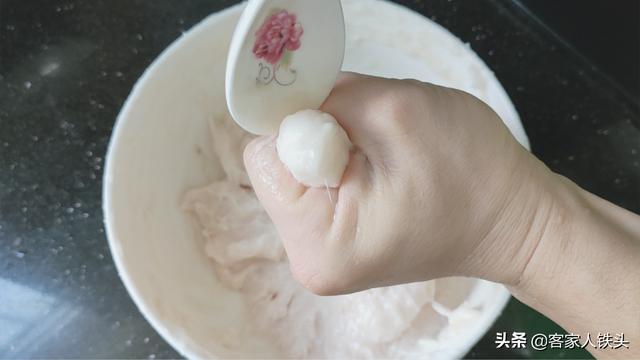60岁老厨师教的鱼丸做法，不剁馅不绞肉，Q弹爽口，在家一样能做