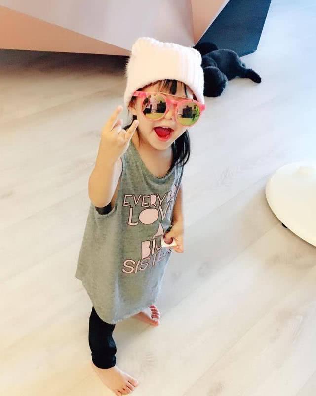 周杰伦昆凌母亲节为周妈妈亲自下厨，孝心满满，三人同框画面温馨