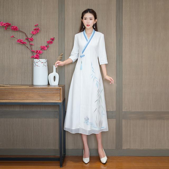 古典美人的韵，惊艳了江南烟雨，复古改良旗袍连衣裙显东方女人味