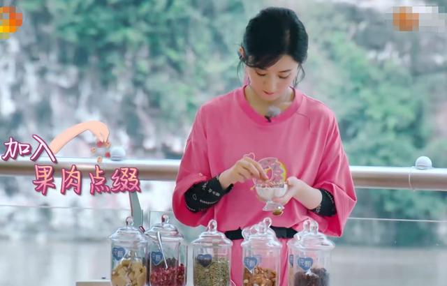为啥说赵丽颖“勤俭节约”？细看她处理“坏桃子”做法，全明白了