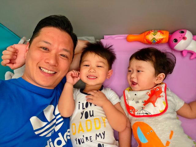 胡杏儿老公强迫看电视的儿子自拍，奕霆眼睛斜视露职业假笑超可爱