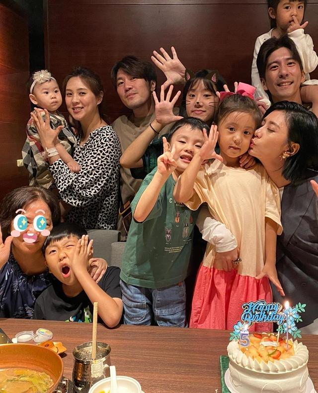 贾静雯晒照为5岁咘咘连续庆生两天，祖孙三代同框其乐融融