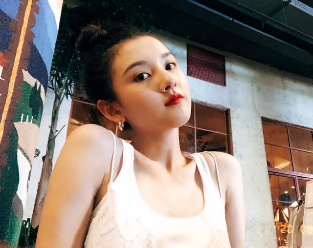 宋祖儿送孙坚鸭舌，一共就三根，谁注意放鸭舌的餐具？明星的豪气