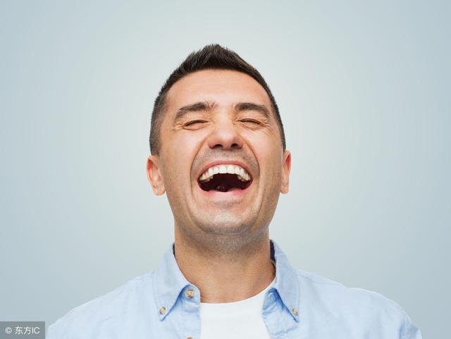 微笑微笑(at;on;upon)讥[冷]笑(at)眉开眼笑,表示友好态度变晴朗,呈现