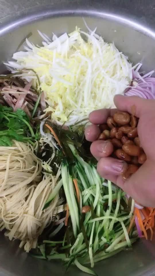 家常爽口涼拌菜，7種食材切成的絲混搭，味道超級(jí)棒！