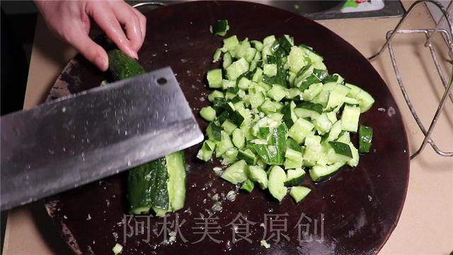 夏天一定要吃这菜，既是宴客凉拌菜，又是美肤餐，做法超简单