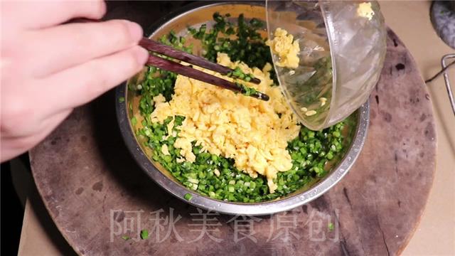 饭店韭菜鸡蛋饺子馅好吃有诀窍？学会这一招，韭菜不出水，太香了