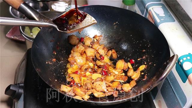 1條五花肉和1個土豆簡單一炒，沒想到還能這么好吃，簡單美味