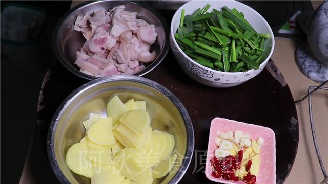 1條五花肉和1個土豆簡單一炒，沒想到還能這么好吃，簡單美味