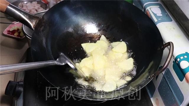 1条五花肉和1个土豆简单一炒，没想到还能这么好吃，简单美味