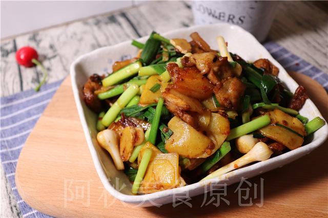 1條五花肉和1個土豆簡單一炒，沒想到還能這么好吃，簡單美味