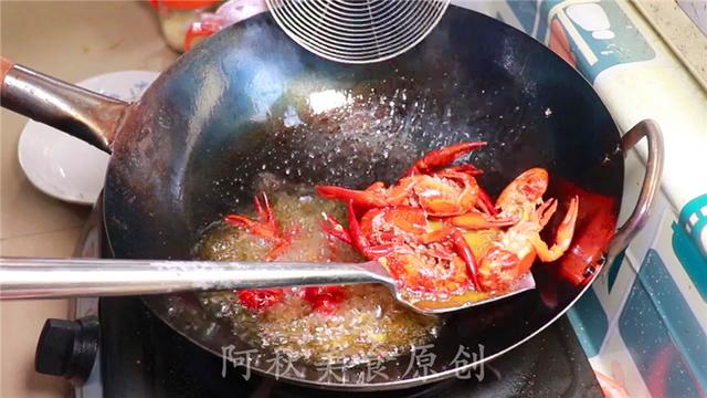 小龙虾不用出去吃，大厨教你在家做，皮软肉香，比外面卖的还美味