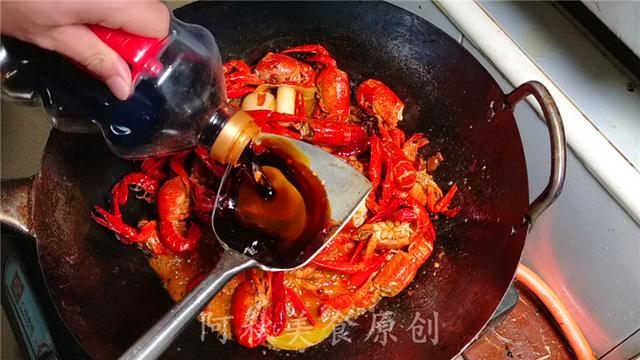 大厨教你秘制麻辣小龙虾，不放一滴水，皮软肉香，好吃的停不下来
