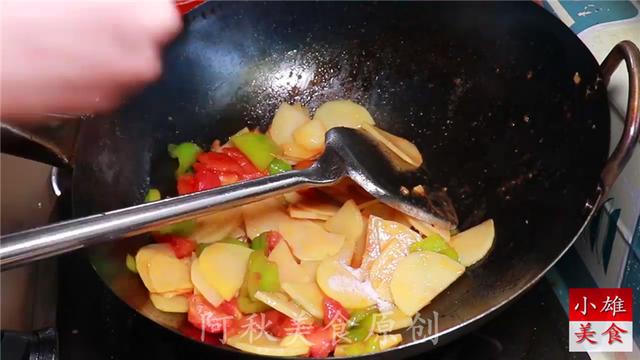 土豆和西红柿简单一炒，鲜香入味，美味翻倍，比大鱼大肉都过瘾