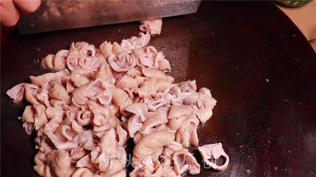 愛吃肥腸的學(xué)一學(xué)，肥腸香脆好吃有訣竅，學(xué)會一上桌大家搶著吃