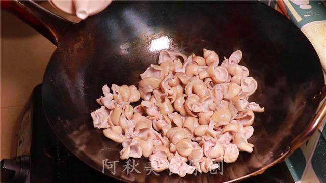 愛吃肥腸的學(xué)一學(xué)，肥腸香脆好吃有訣竅，學(xué)會一上桌大家搶著吃