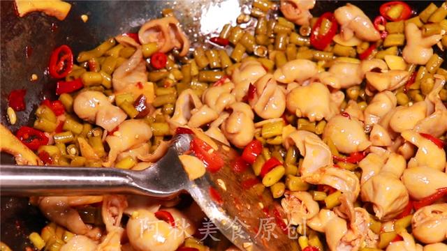 愛吃肥腸的學(xué)一學(xué)，肥腸香脆好吃有訣竅，學(xué)會一上桌大家搶著吃