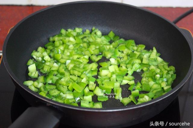 一瓢面粉，两个辣椒，煎一煎，用来做早餐，实在太好吃了！
