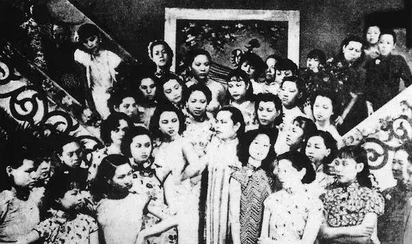伍锦霞--她一生只穿男装，让36个女人拍了一部香艳巨片，一个彻底释放的人生