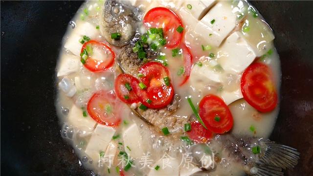 大厨教你做鲫鱼豆腐汤窍门？学会汤汁浓白，清淡爽口，健康又营养