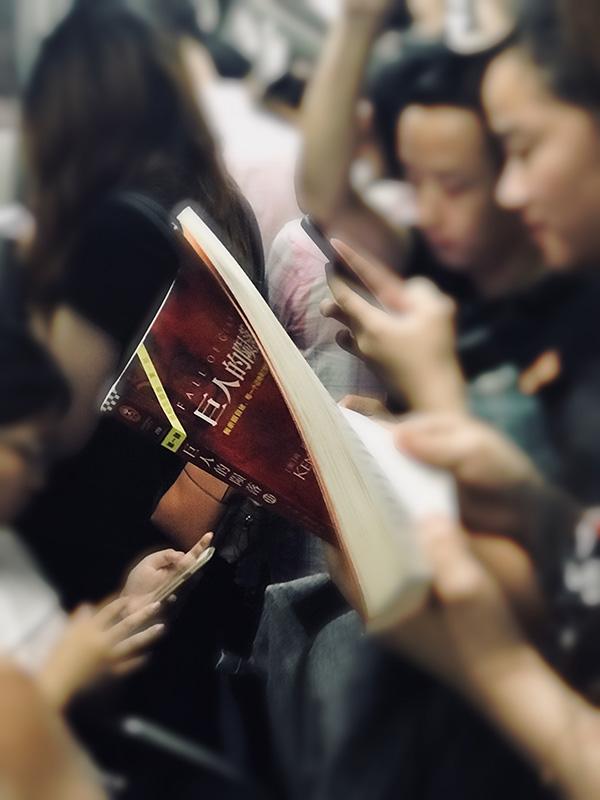 这可能是北京地铁上最受欢迎的12本书