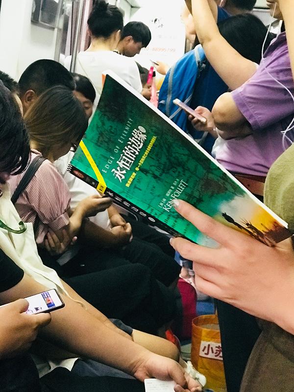 这可能是北京地铁上最受欢迎的12本书