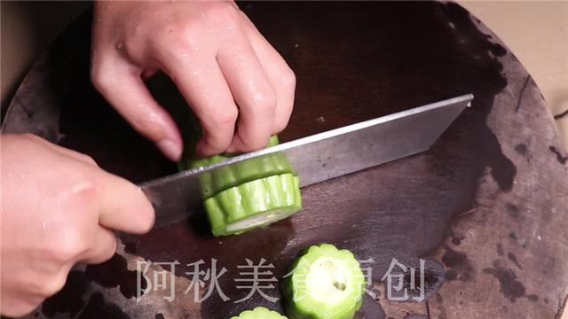 苦瓜最好吃的做法，不用炒不用煮，快到不可思议，好吃到没朋友